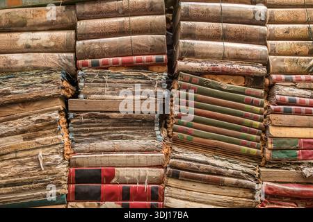 Stapel alter antiker Bücher in Venedig Libreria Acqua Alta Stockfoto