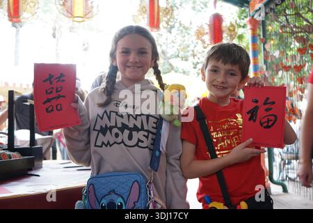 (260124) -- ANAHEIM, 24. Januar 2026 (Xinhua) -- Kinder zeigen die chinesischen Kalligrafie-Werke, die sie während der Mondneujahrsfeier im Disney California Adventure Park in Anaheim, Kalifornien, USA, am 23. Januar 2026 als Geschenke erhalten haben. Das Disneyland Resort begann am Freitag seine jährlichen Feierlichkeiten zum Neujahrsfest am Lunar New Year und verwandelte den Park in ein pulsierendes Schauspiel asiatischer Kulturen, Küche und Traditionen, das immer mehr Interesse bei US-Besuchern weckt. PASSEND ZU „Feature: Disneyland's Lunar New Year Celebrations bieten ein immersives Fenster in asiatische Kulturen“ (Foto: Ze Stockfoto