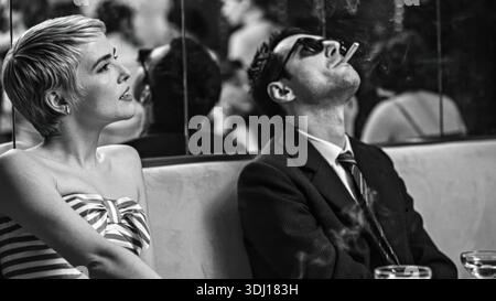 ZOEY DEUTCH und GUILLAUME MARBECK in NOUVELLE VAGUE (2025), Regie: RICHARD LINKLATER. Quelle: ARP / Cinetic Media / Album Stockfoto