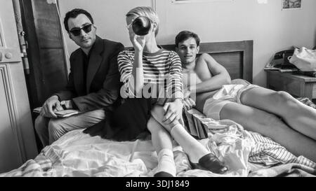 ZOEY DEUTCH, GUILLAUME MARBECK und AUBRY DULLIN in NOUVELLE VAGUE (2025), Regie: RICHARD LINKLATER. Quelle: ARP / Cinetic Media / Album Stockfoto