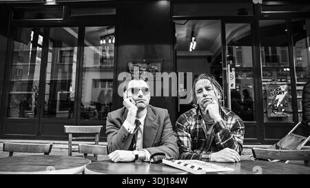 RICHARD LINKLATER und GUILLAUME MARBECK in NOUVELLE VAGUE (2025), Regie: RICHARD LINKLATER. Quelle: ARP / Cinetic Media / Album Stockfoto