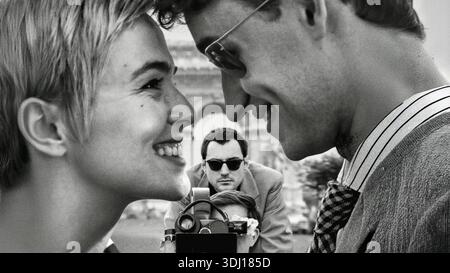 ZOEY DEUTCH, GUILLAUME MARBECK und AUBRY DULLIN in NOUVELLE VAGUE (2025), Regie: RICHARD LINKLATER. Quelle: ARP / Cinetic Media / Album Stockfoto