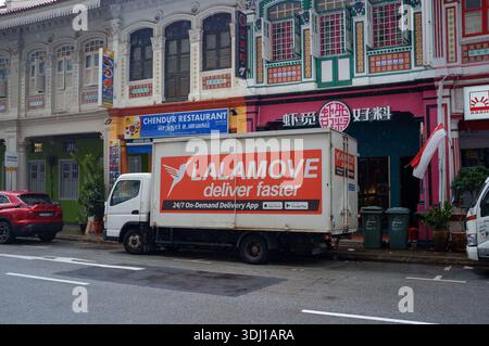 Ein Lalamove-Lieferwagen parkte in Little India Singapur. Stockfoto