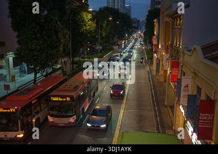 Eine geschäftige Warteschlange zur Hauptverkehrszeit am späten Abend auf der South Bridge Road Singapur Stockfoto