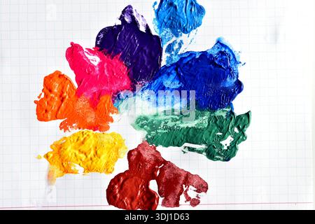 Flecken von Aquarellfarben in verschiedenen Schattierungen auf weißem Hintergrund Stockfoto