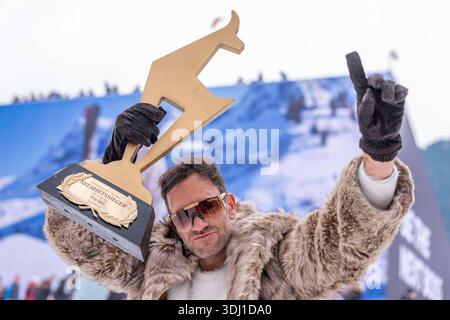 KITZBÜHEL, OESTERREICH 24. JAENNER: Das Bild zeigt den oesterreichischen Influencer Florian Huber, auch bekannt als theflori, mit einem goldenen Gams waehrend der VIP-Gaeste beim FIS Alpinen Skiweltcup Herren-Abfahrt in Kitzbühel am 24. Januar 2026 in Kitzbühel, OESTERREICH, TIROL. KITZBÜHEL, ÖSTERREICH - 24. JANUAR: Bild zeigt den österreichischen Influencer Florian Huber, auch bekannt als theflori, mit einer goldenen Gämse während der VIP-Gäste während der FIS Alpine Ski World Cup Herren Abfahrt in KITZBÜHEL am 24. Januar 2026 in KITZBÜHEL, ÖSTERREICH, TIROL. Copyright: XIBEX.agencyx xKlausxP Stockfoto