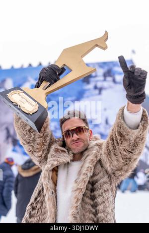 KITZBÜHEL, OESTERREICH 24. JAENNER: Das Bild zeigt den oesterreichischen Influencer Florian Huber, auch bekannt als theflori, mit einem goldenen Gams waehrend der VIP-Gaeste beim FIS Alpinen Skiweltcup Herren-Abfahrt in Kitzbühel am 24. Januar 2026 in Kitzbühel, OESTERREICH, TIROL. KITZBÜHEL, ÖSTERREICH - 24. JANUAR: Bild zeigt den österreichischen Influencer Florian Huber, auch bekannt als theflori, mit einer goldenen Gämse während der VIP-Gäste während der FIS Alpine Ski World Cup Herren Abfahrt in KITZBÜHEL am 24. Januar 2026 in KITZBÜHEL, ÖSTERREICH, TIROL. Copyright: XIBEX.agencyx xKlausxP Stockfoto