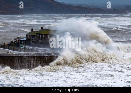 Lyme Regis, Dorset, Großbritannien. Januar 2026. Wetter in Großbritannien: Die Wellen von Sturm Ingrid stürzen an einem Morgen mit Sturm, Regen und rauer See gegen die Cobb Harbour Wall in Lyme Regis in Dorset. Bildnachweis: Graham Hunt/Alamy Live News Stockfoto
