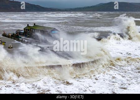 Lyme Regis, Dorset, Großbritannien. Januar 2026. Wetter in Großbritannien: Die Wellen von Sturm Ingrid stürzen an einem Morgen mit Sturm, Regen und rauer See gegen die Cobb Harbour Wall in Lyme Regis in Dorset. Bildnachweis: Graham Hunt/Alamy Live News Stockfoto