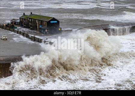 Lyme Regis, Dorset, Großbritannien. Januar 2026. Wetter in Großbritannien: Die Wellen von Sturm Ingrid stürzen an einem Morgen mit Sturm, Regen und rauer See gegen die Cobb Harbour Wall in Lyme Regis in Dorset. Bildnachweis: Graham Hunt/Alamy Live News Stockfoto