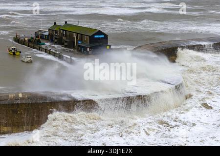 Lyme Regis, Dorset, Großbritannien. Januar 2026. Wetter in Großbritannien: Die Wellen von Sturm Ingrid stürzen an einem Morgen mit Sturm, Regen und rauer See gegen die Cobb Harbour Wall in Lyme Regis in Dorset. Bildnachweis: Graham Hunt/Alamy Live News Stockfoto