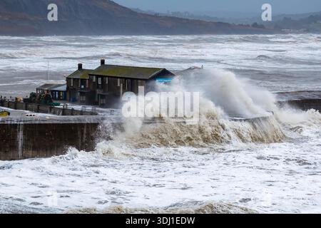 Lyme Regis, Dorset, Großbritannien. Januar 2026. Wetter in Großbritannien: Die Wellen von Sturm Ingrid stürzen an einem Morgen mit Sturm, Regen und rauer See gegen die Cobb Harbour Wall in Lyme Regis in Dorset. Bildnachweis: Graham Hunt/Alamy Live News Stockfoto