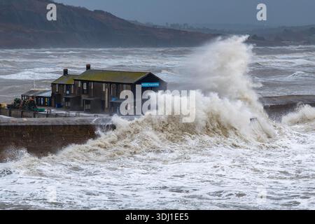 Lyme Regis, Dorset, Großbritannien. Januar 2026. Wetter in Großbritannien: Die Wellen von Sturm Ingrid stürzen an einem Morgen mit Sturm, Regen und rauer See gegen die Cobb Harbour Wall in Lyme Regis in Dorset. Bildnachweis: Graham Hunt/Alamy Live News Stockfoto