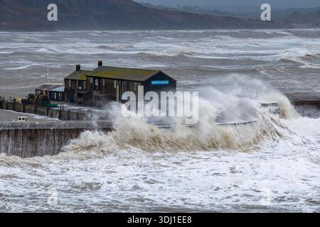 Lyme Regis, Dorset, Großbritannien. Januar 2026. Wetter in Großbritannien: Die Wellen von Sturm Ingrid stürzen an einem Morgen mit Sturm, Regen und rauer See gegen die Cobb Harbour Wall in Lyme Regis in Dorset. Bildnachweis: Graham Hunt/Alamy Live News Stockfoto