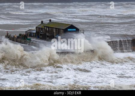 Lyme Regis, Dorset, Großbritannien. Januar 2026. Wetter in Großbritannien: Die Wellen von Sturm Ingrid stürzen an einem Morgen mit Sturm, Regen und rauer See gegen die Cobb Harbour Wall in Lyme Regis in Dorset. Bildnachweis: Graham Hunt/Alamy Live News Stockfoto
