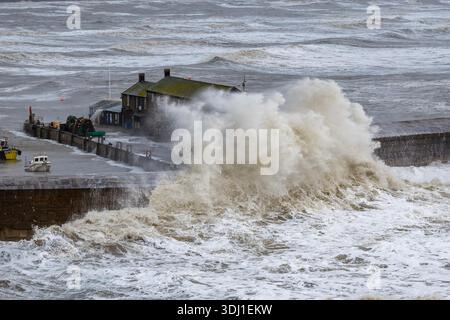 Lyme Regis, Dorset, Großbritannien. Januar 2026. Wetter in Großbritannien: Die Wellen von Sturm Ingrid stürzen an einem Morgen mit Sturm, Regen und rauer See gegen die Cobb Harbour Wall in Lyme Regis in Dorset. Bildnachweis: Graham Hunt/Alamy Live News Stockfoto