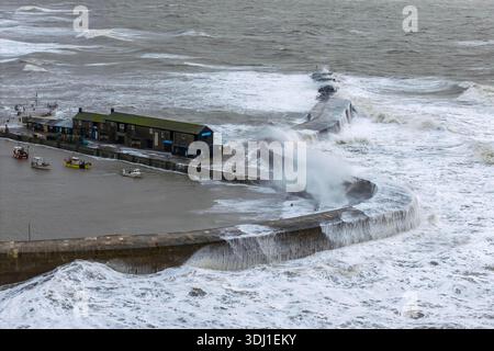 Lyme Regis, Dorset, Großbritannien. Januar 2026. Wetter in Großbritannien: Die Wellen von Sturm Ingrid stürzen an einem Morgen mit Sturm, Regen und rauer See gegen die Cobb Harbour Wall in Lyme Regis in Dorset. Bildnachweis: Graham Hunt/Alamy Live News Stockfoto
