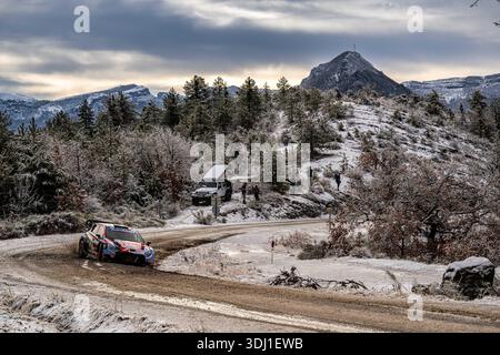 Adrien FOURMAUX (FRA), Alexandre CORIA (FRA) fahren am 24. Januar 2026 eine HYUNDAI i20 N RALLY1 für das HYUNDAI SHELL MOBIS WORLD RALLYE TEAM während der 1. Runde der FIA WRC: Rallye von Monte-Carlo in Gap, Frankreich Stockfoto