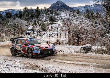 Adrien FOURMAUX (FRA), Alexandre CORIA (FRA) fahren am 24. Januar 2026 eine HYUNDAI i20 N RALLY1 für das HYUNDAI SHELL MOBIS WORLD RALLYE TEAM während der 1. Runde der FIA WRC: Rallye von Monte-Carlo in Gap, Frankreich Stockfoto