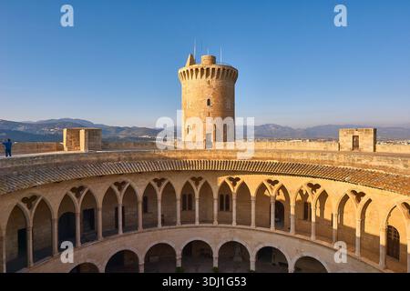 Historischer Steinfestungsturm Mit Blick Auf Den Bogenförmigen Innenhof Von Den Mittelalterlichen Burgmauern Mit Sonnendurchflutetem Panorama Stockfoto