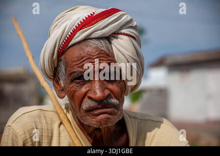 Älterer Mann, Der Im Freien Turban Trägt, Mit Reflektierendem Ausdruck In Traditioneller Kleidung Stockfoto