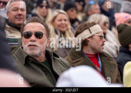 KITZBÜHEL, OESTERREICH 24. JAENNER: Das Bild zeigt den Hollywood-Schauspieler Arnold Schwarzenegger mit seinem Sohn Christopher Schwarzenegger waehrend der VIP-Gaeste beim FIS Alpinen Skiweltcup Herren-Abfahrt in Kitzbühel am 24. Januar 2026 in Kitzbühel, OESTERREICH, TIROL. KITZBÜHEL, ÖSTERREICH - 24. JANUAR: Foto zeigt den Hollywood-Schauspieler Arnold Schwarzenegger mit seinem Sohn Christopher Schwarzenegger. Während der VIP-Gäste während der FIS Alpine Ski World Cup Herren Abfahrt in Kitzbühel bei KITZBÜHEL am 24. Januar 2026 in Kitzbühel, ÖSTERREICH, TIROL. Copyright: XIBEX.agencyx xKlausxPressberge Stockfoto