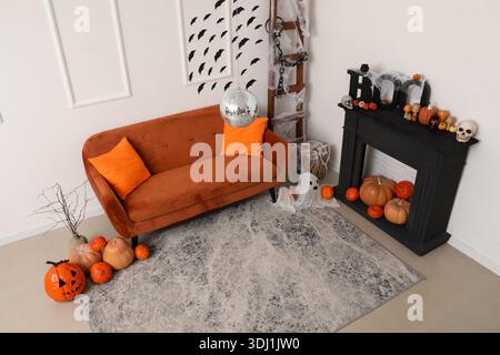 Stilvolles Wohnzimmer mit Diskokugel und braunem Sofa für Halloween-Party Stockfoto