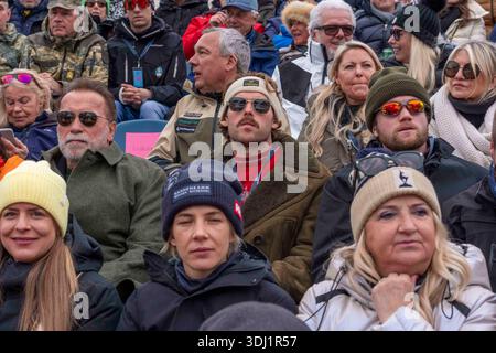 KITZBÜHEL, OESTERREICH 24. JAENNER: Das Bild zeigt den Hollywood-Schauspieler Arnold Schwarzenegger mit seinem Sohn Christopher Schwarzenegger sowie Freunde und dem ehemaligen alpinen Skirennlaeufer Fritz Strobl waehrend der VIP-Gaeste beim FIS Alpinen Skiweltcup Herren-Abfahrt in Kitzbühel am 24. Januar 2026 in Kitzbühel, OESTERREICH, TIROL. Ich bevorzuge diese Reaktion KITZBÜHEL, ÖSTERREICH - 24. JANUAR: Das Bild zeigt den Hollywoodschauspieler Arnold Schwarzenegger mit seinem Sohn Christopher Schwarzenegger, zusammen mit Freunden und ehemaligen Skiläufern Fritz Strobl. Während der VIP-Gäste während der Th Stockfoto