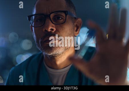 Medizinisches Fachpersonal, das Daten analysiert oder ein Objekt mit Handgesten vor dem Gerät Stockfoto