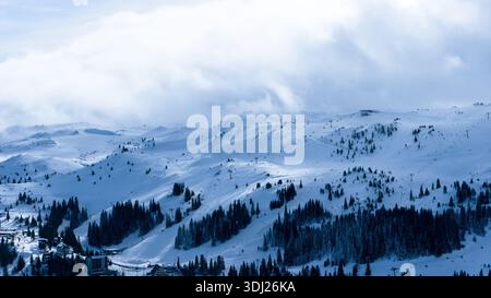 Jahorina, Bosnien und Herzegowina – 14. Januar 2026: Schneebedeckte Berghänge und Skiinfrastruktur aus der Luft bei klarem Wetter sichtbar Stockfoto