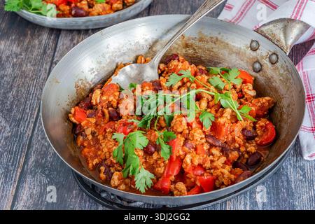 Hähnchenfleisch und Kidneybohnen in Tomatensauce eintopfen Stockfoto