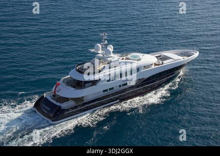 Blick aus der Vogelperspektive auf luxuriöse Superyacht, Elandess auf dem Deep Blue Sea, modernes Design, luxuriöses Freizeitschiff bei voller Geschwindigkeit Stockfoto
