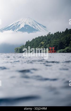 Der Fuji und ein Torii-Tor am Ashi-See, Japan. Berühmte Landschaft für den Tourismus Stockfoto