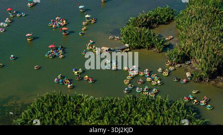 Touristen aus China, Korea, Amerika und Russland aus der Vogelperspektive entspannen sich und erleben eine Korbbootfahrt auf den Kokosnusswasser-Fores (Mangrovenpalme) Stockfoto