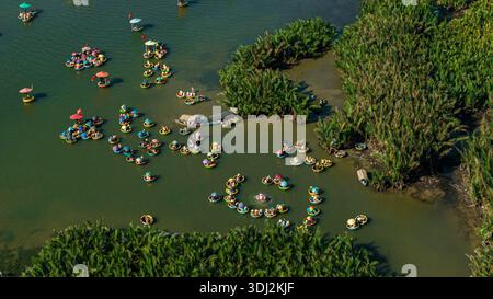Touristen aus China, Korea, Amerika und Russland aus der Vogelperspektive entspannen sich und erleben eine Korbbootfahrt auf den Kokosnusswasser-Fores (Mangrovenpalme) Stockfoto