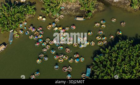 Touristen aus China, Korea, Amerika und Russland aus der Vogelperspektive entspannen sich und erleben eine Korbbootfahrt auf den Kokosnusswasser-Fores (Mangrovenpalme) Stockfoto