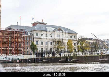 Royal Theater Carre in Amsterdam an der Amstel. Canal View Houses City Street. Amsterdam, Niederlande - 28. Oktober 2025. Stockfoto