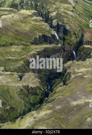 Ein Blick aus der Vogelperspektive auf das ferne Ende des Fjadrargljufur Canyon Systems mit dem Skaftarhreppur Wasserfall Stockfoto