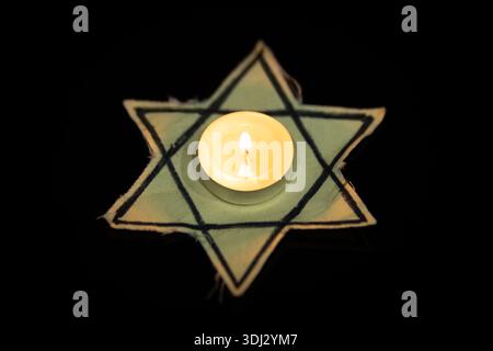 brennende Kerze und der Davidstern vor einem schwarzen Hintergrund, werden wir nie vergessen, die jüdischen Holocaust und Heldentum. Holocaust-Gedenktag 27 Stockfoto