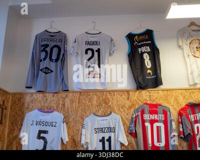 Cremona, Italien 9. Januar 2026 Cremonesische Fußball- und Basketballtrikots von Fagioli, Ravaglia, Poeta, Buonaiuto, J. Vasquez, Strizzolo auf Disla Stockfoto