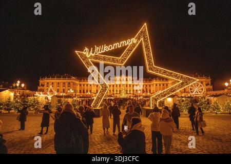 Weihnachtsmarkt im Schloss Schönbrunn in Wien, Österreich. Stockfoto