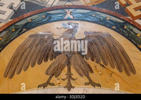 Adler aus Steinen eingelegt im Boden des Vatikans, Rom, Italien Stockfoto