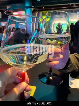 Nahaufnahme von zwei Champagnergläsern in einer Nachtclub-Bar Stockfoto