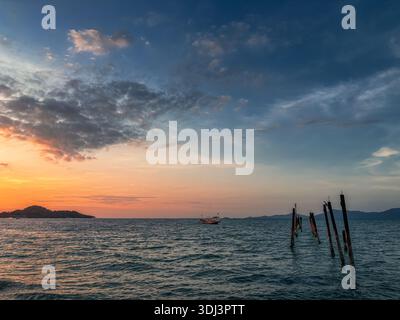 Farbenfrohe Landschaft bei Sonnenuntergang mit kleinem Fischerboot, Koh Samui Stockfoto