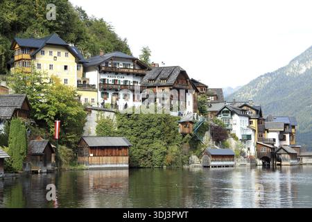 Die Häuser in Halstatt sind nur zu Fuß über steile Treppen zu erreichen, knapp über 700 Einwohner leben hier, Halstatt leidet unter dem Ansturm von Stockfoto
