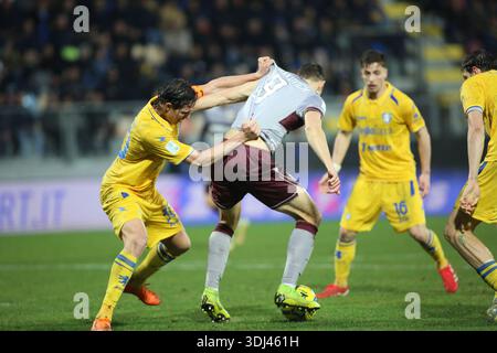 Frosinone, Italien. Januar 2026. Andrija Novakovich von A.C. Reggiana 1919 Giorgio Cittadini von Frosinone Calcio sind am 21. Tag der Serie BKT Meisterschaft zwischen Frosinone Calcio und A.C Reggiana 1919, 24. januar 2026 im Benito Stirpe Stadion in Frosinone Italien im Einsatz. Quelle: Unabhängige Fotoagentur/Alamy Live News Stockfoto