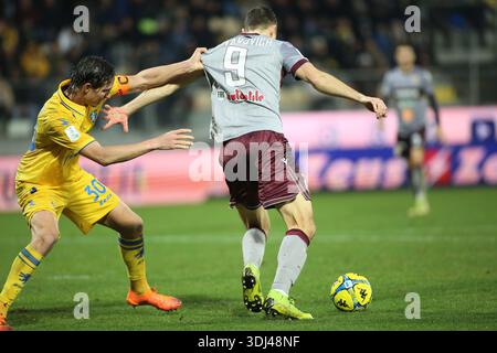 Frosinone, Italien. Januar 2026. Andrija Novakovich von A.C. Reggiana 1919 Giorgio Cittadini von Frosinone Calcio sind am 21. Tag der Serie BKT Meisterschaft zwischen Frosinone Calcio und A.C Reggiana 1919, 24. januar 2026 im Benito Stirpe Stadion in Frosinone Italien im Einsatz. Quelle: Unabhängige Fotoagentur/Alamy Live News Stockfoto