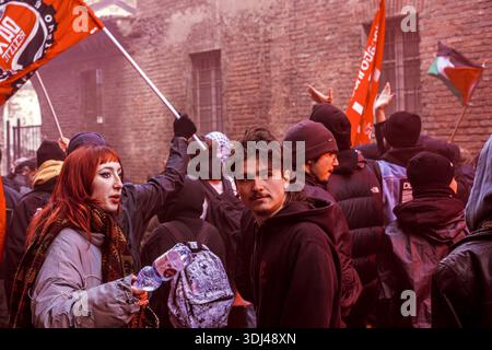 Piacenza, Italien, 24. Januar 2026. Demonstration antagonistischer Gruppen und politischer Bewegungen, die sich gegen die von FAR-Rig organisierte „Remigration“-Kundgebung wenden Stockfoto