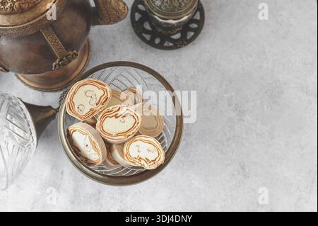 Halva. . Östliche Süße. Halva ist ein Süßwarenprodukt, das aus gemahlenen Sesamsamen oder Sonnenblumenkernen in Kombination mit Zucker hergestellt wird. Runde Halva. Stockfoto