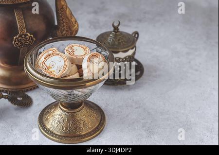 Halva. . Östliche Süße. Halva ist ein Süßwarenprodukt, das aus gemahlenen Sesamsamen oder Sonnenblumenkernen in Kombination mit Zucker hergestellt wird. Runde Halva. Stockfoto